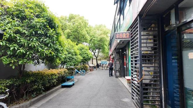 地方门店大排长龙“100元吃出300元的效果”麻将胡了太突然！大量外地游客来上海直奔这个偏僻(图4)